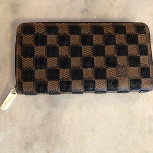 In great condition comes with card and dust bag